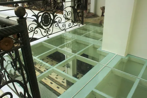 تصویر 2 از کفپوش شیشه‌ ای مناسب محیط‌ های خانگی و اداری